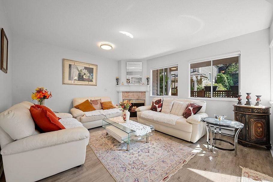 8 815 Tobruck Avenue North Vancouver, BC - 2