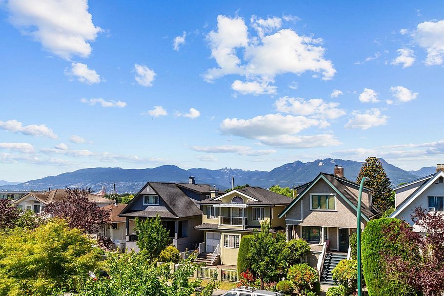 2986 E 3rd Avenue Vancouver, BC - 22