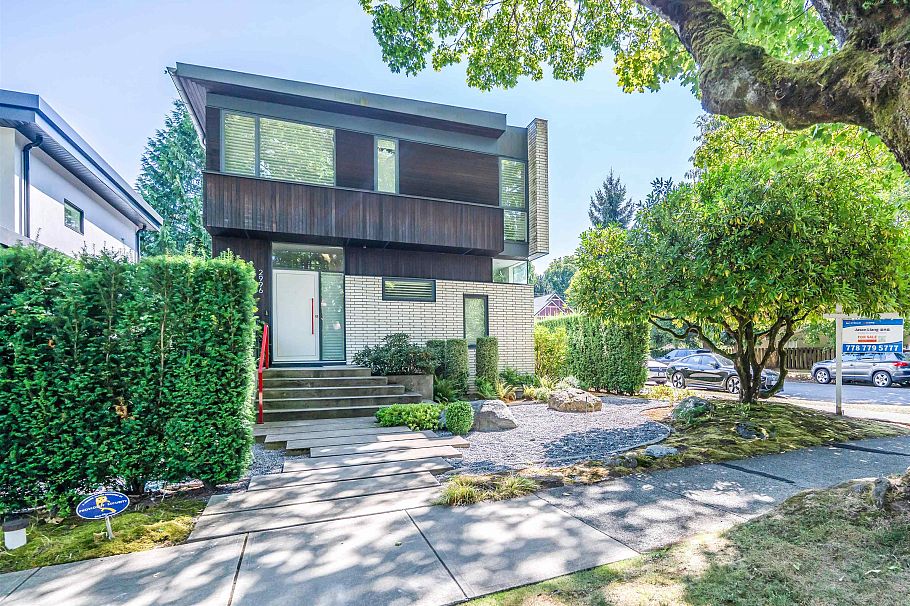 2996 W 11th Avenue Vancouver, BC - 1