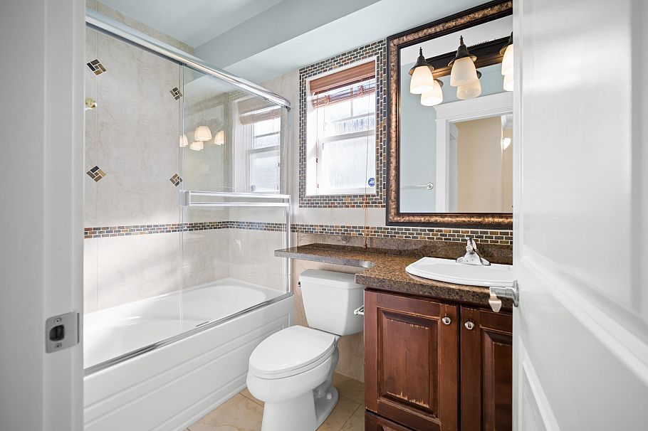 2412 St. Catherines Street Vancouver, BC - 24