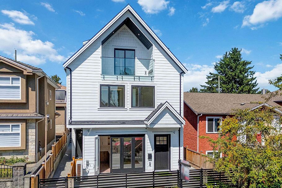 1 3271 E Georgia Street Vancouver, BC - 2