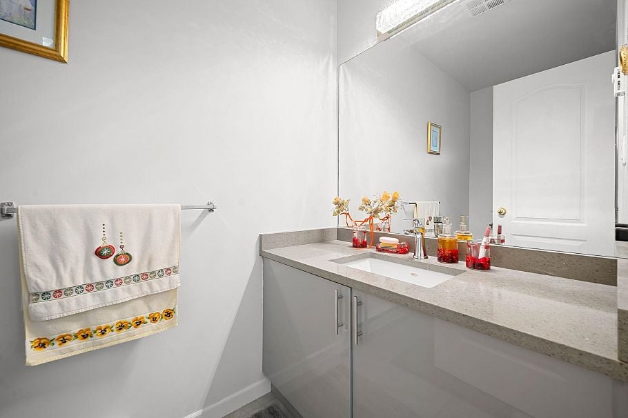 8 815 Tobruck Avenue North Vancouver, BC - 11