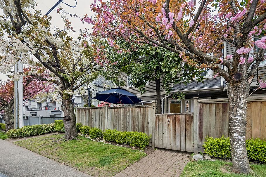 7 848 W 16th Street North Vancouver, BC - 2