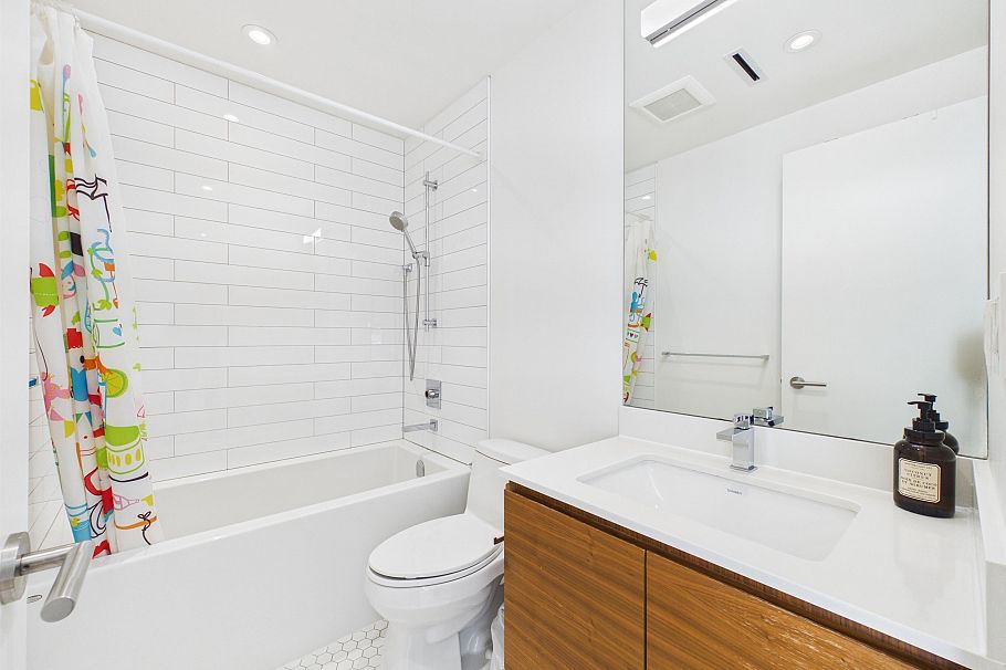 2996 W 11th Avenue Vancouver, BC - 21