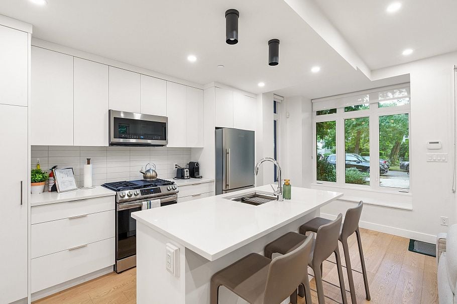 2727 W 14th Avenue Vancouver, BC - 27