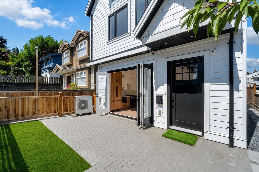 1 3271 E Georgia Street Vancouver, BC - 3