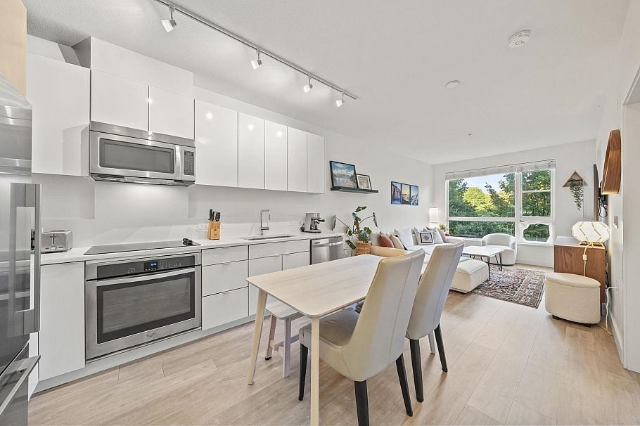 214 1621 Hamilton Avenue North Vancouver, BC - 2