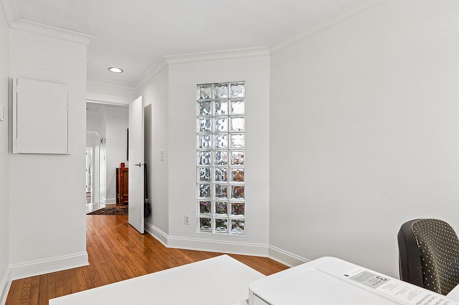 2760 W 2nd Avenue Vancouver, BC - 4