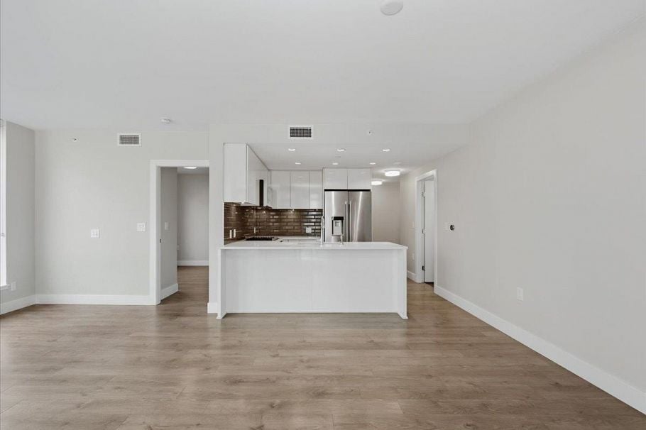 302 8533 River District Crossing Vancouver, BC - 3