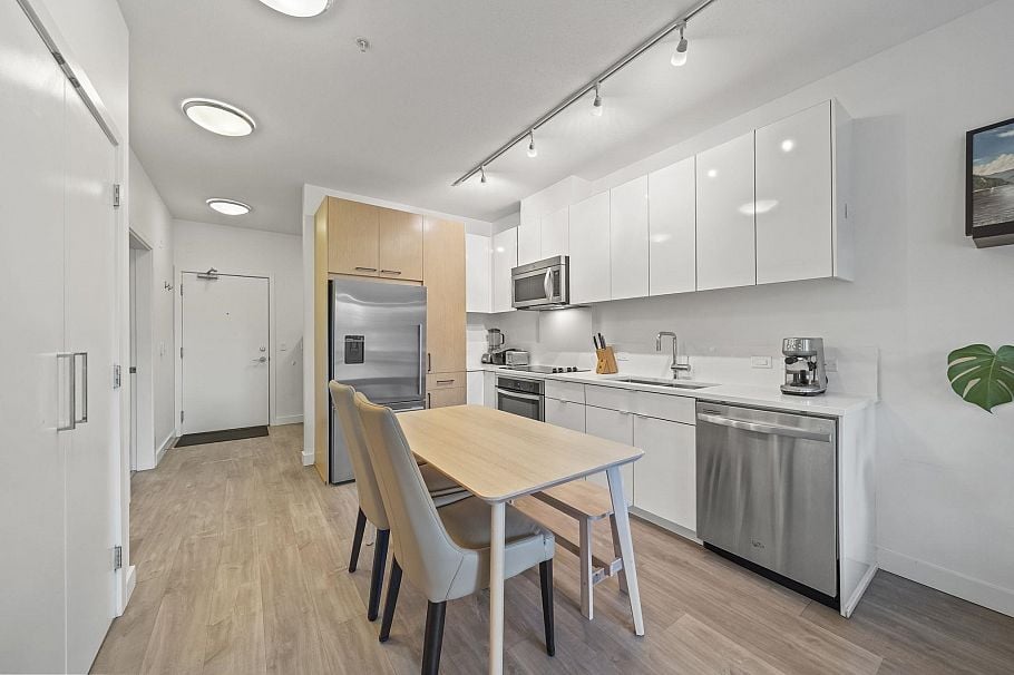 214 1621 Hamilton Avenue North Vancouver, BC - 1