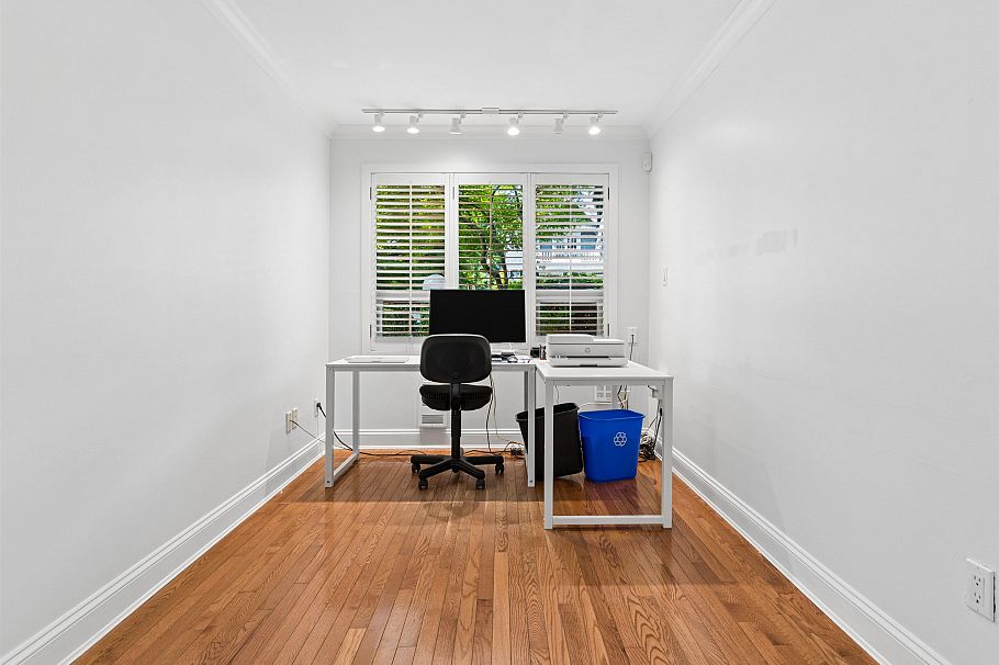 2760 W 2nd Avenue Vancouver, BC - 3