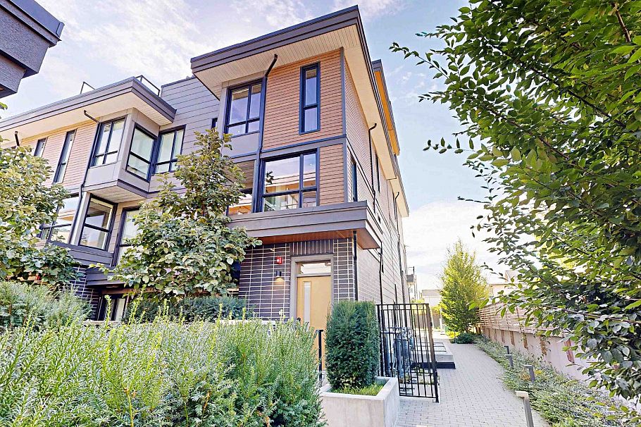 3930 Dumfries Street Vancouver, BC - 1