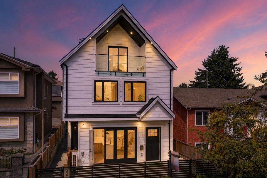 1 3271 E Georgia Street Vancouver, BC - 1