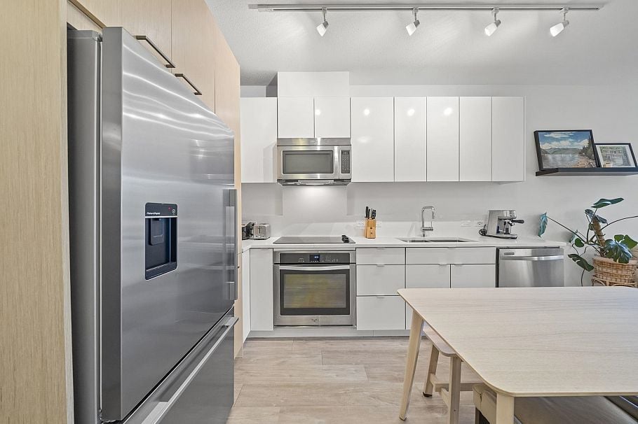 214 1621 Hamilton Avenue North Vancouver, BC - 9