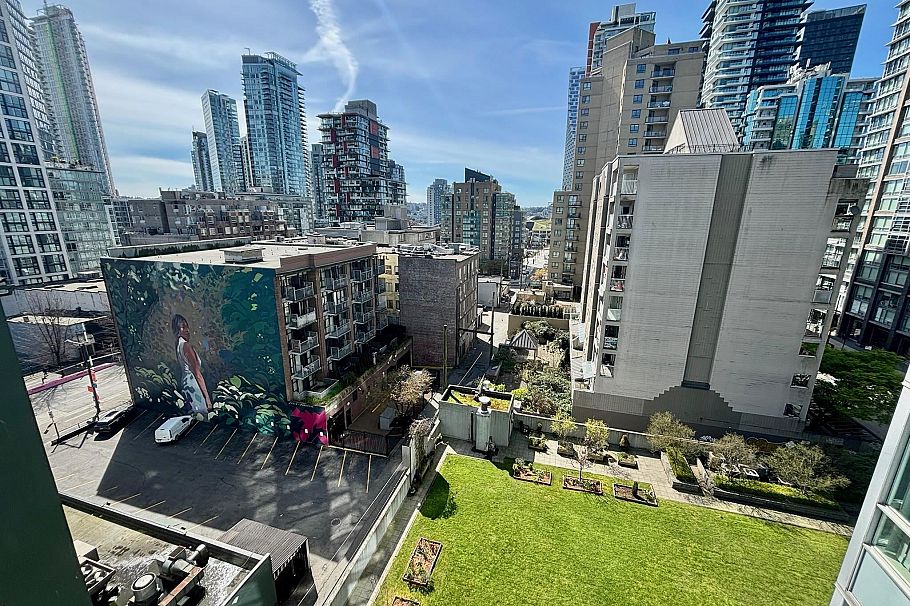 809 1212 Howe Street Vancouver, BC - 2