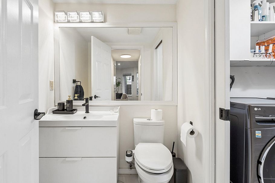 7 848 W 16th Street North Vancouver, BC - 16