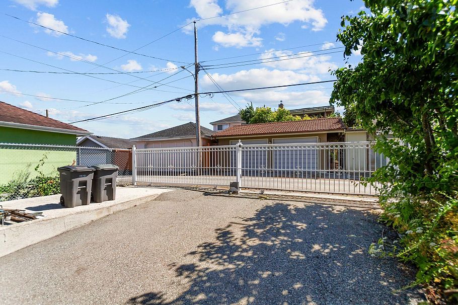 2986 E 3rd Avenue Vancouver, BC - 24