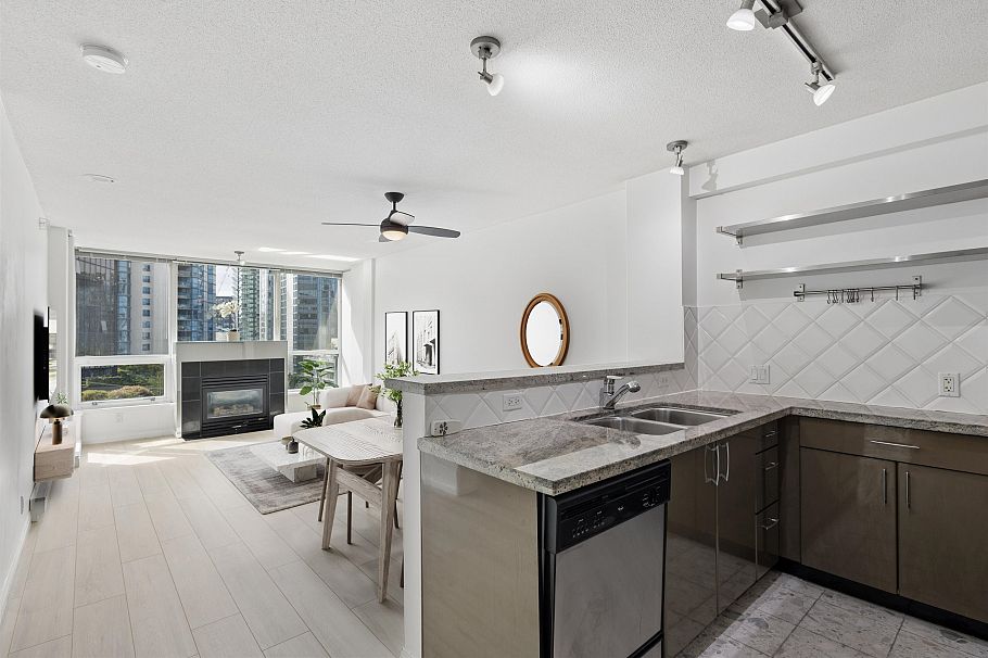 903 1328 W Pender Street Vancouver, BC - 2