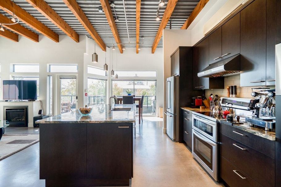 301 1075 W 1st Street North Vancouver, BC - 2