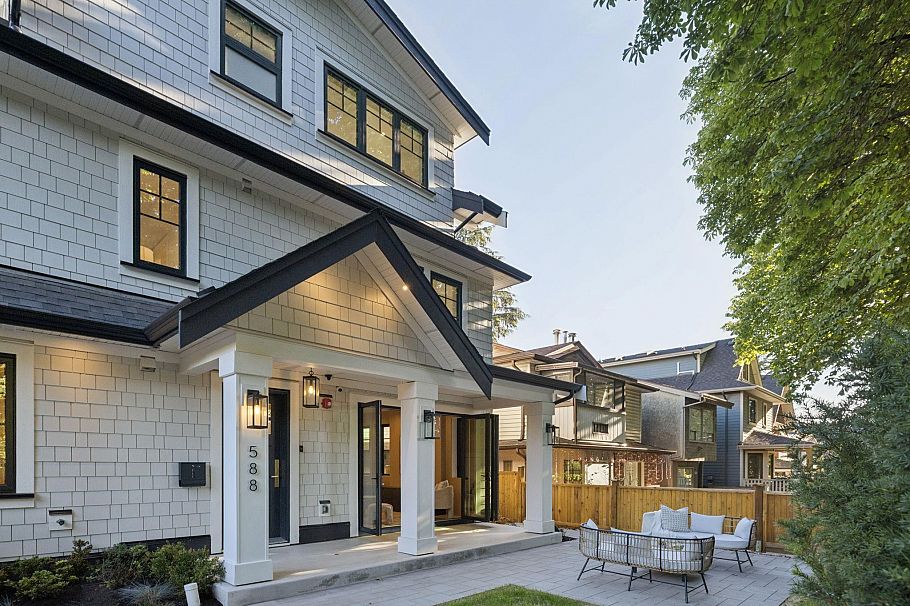 588 E 10th Avenue Vancouver, BC - 2