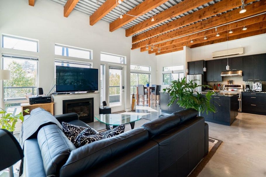 301 1075 W 1st Street North Vancouver, BC - 1