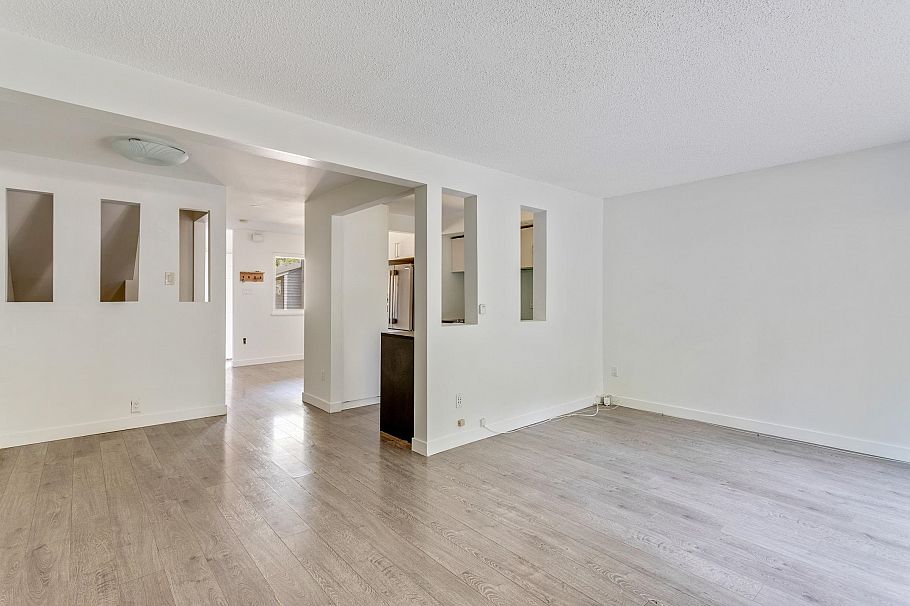 65 1930 Cedar Village Crescent North Vancouver, BC - 5