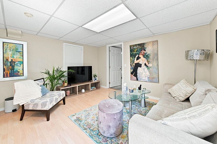 1033 Clements Avenue North Vancouver, BC - 23