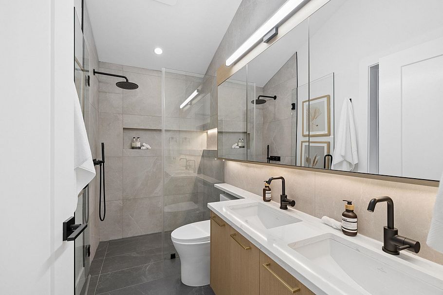 588 E 10th Avenue Vancouver, BC - 32