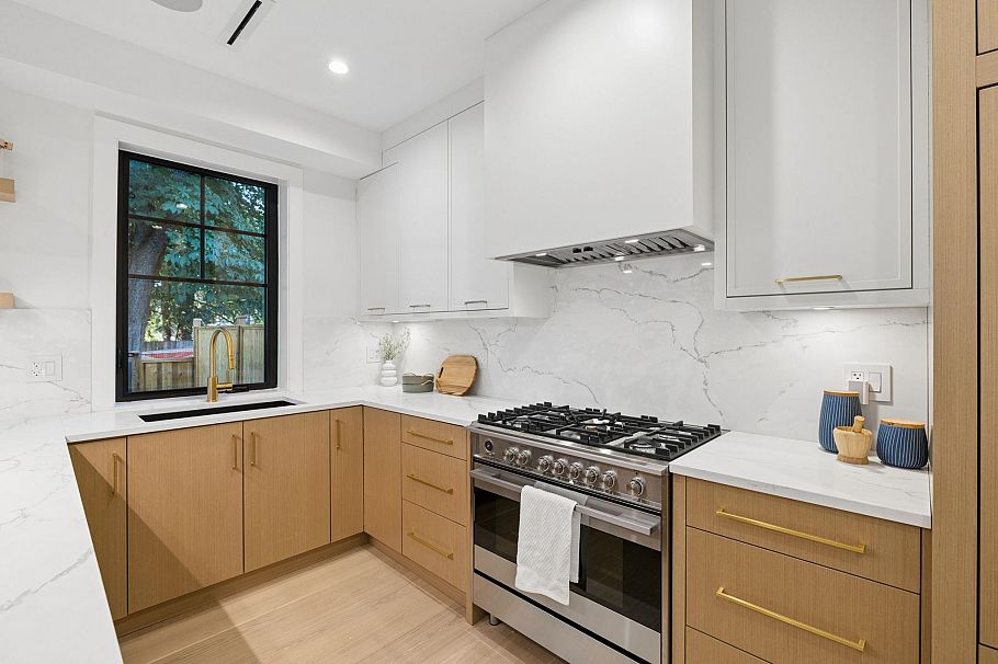 588 E 10th Avenue Vancouver, BC - 16