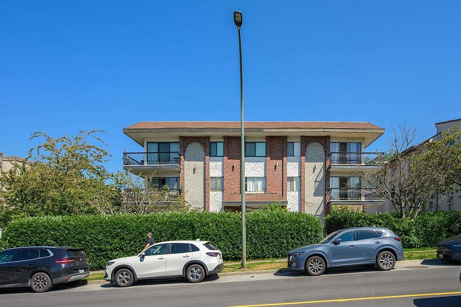 302 214 E 15th Street North Vancouver, BC - 24