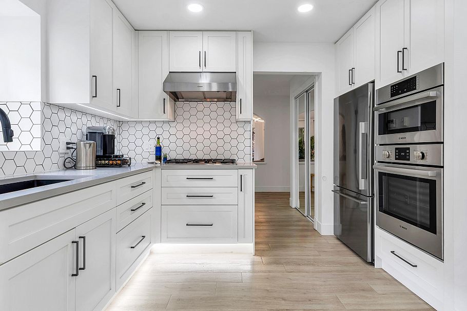 1102 Strathaven Drive North Vancouver, BC - 6