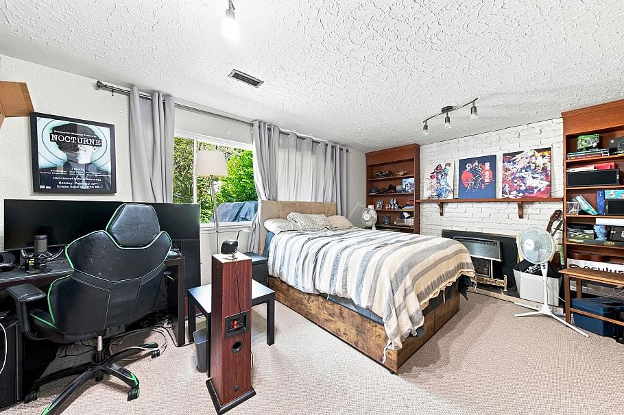1033 Clements Avenue North Vancouver, BC - 21