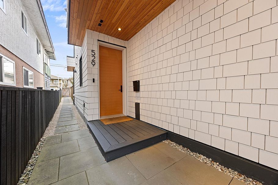 529 E 17th Avenue Vancouver, BC - 4