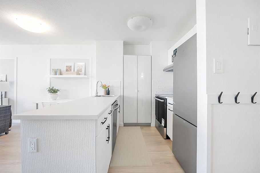 611 1330 Burrard Street Vancouver, BC - 4