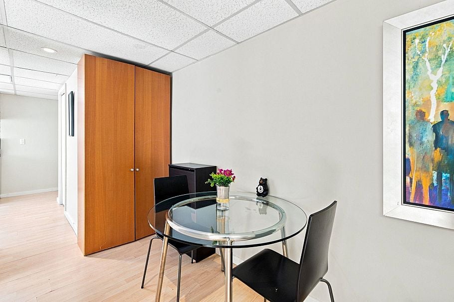 1033 Clements Avenue North Vancouver, BC - 24