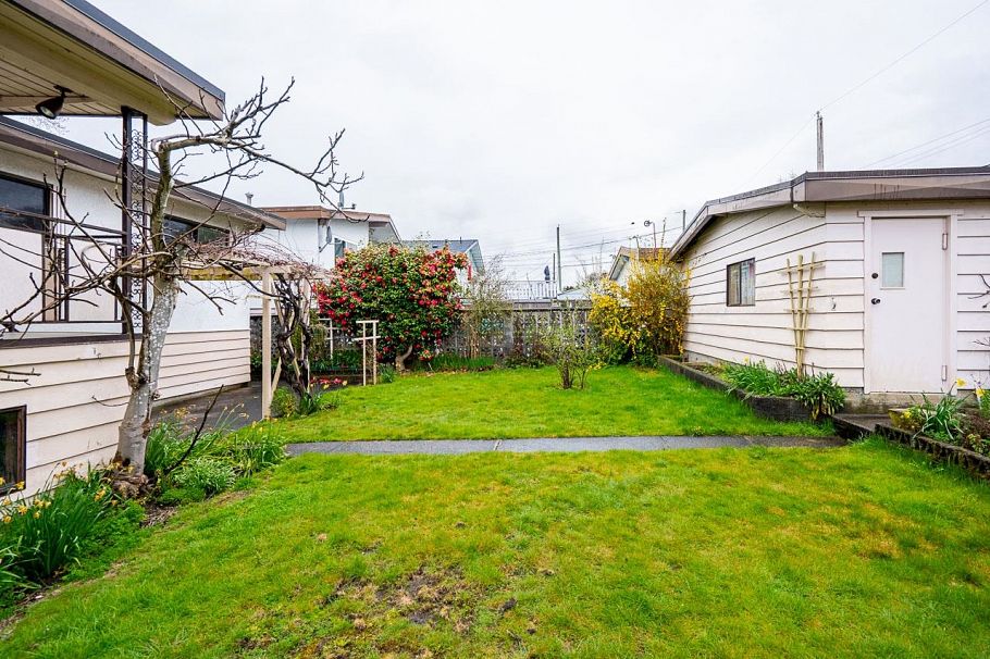 2976 E 15th Avenue Vancouver, BC - 4