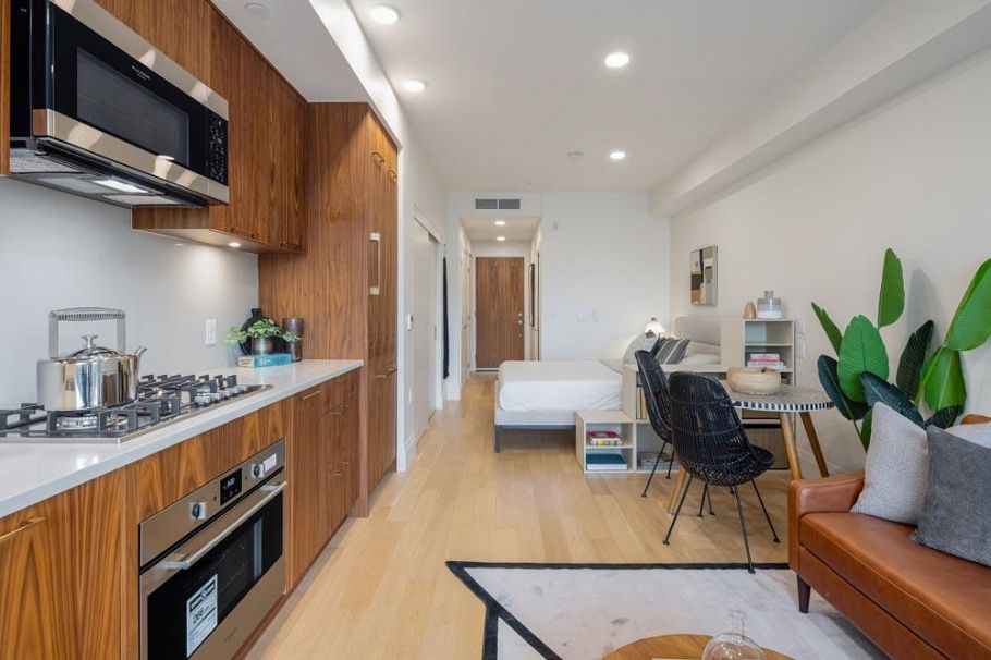 410 2550 Garden Drive Vancouver, BC - 2