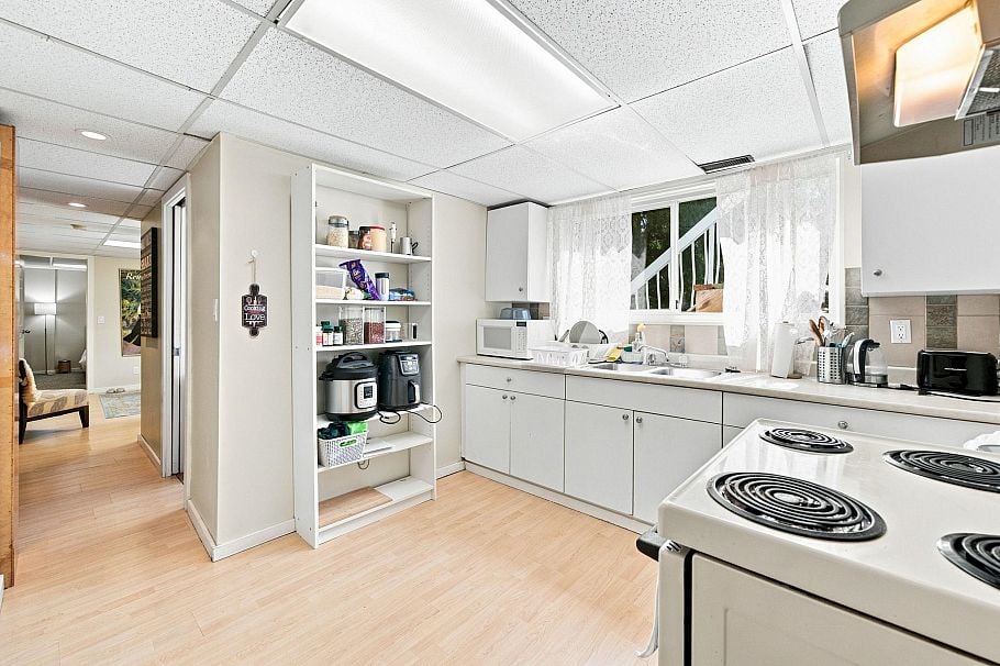1033 Clements Avenue North Vancouver, BC - 26