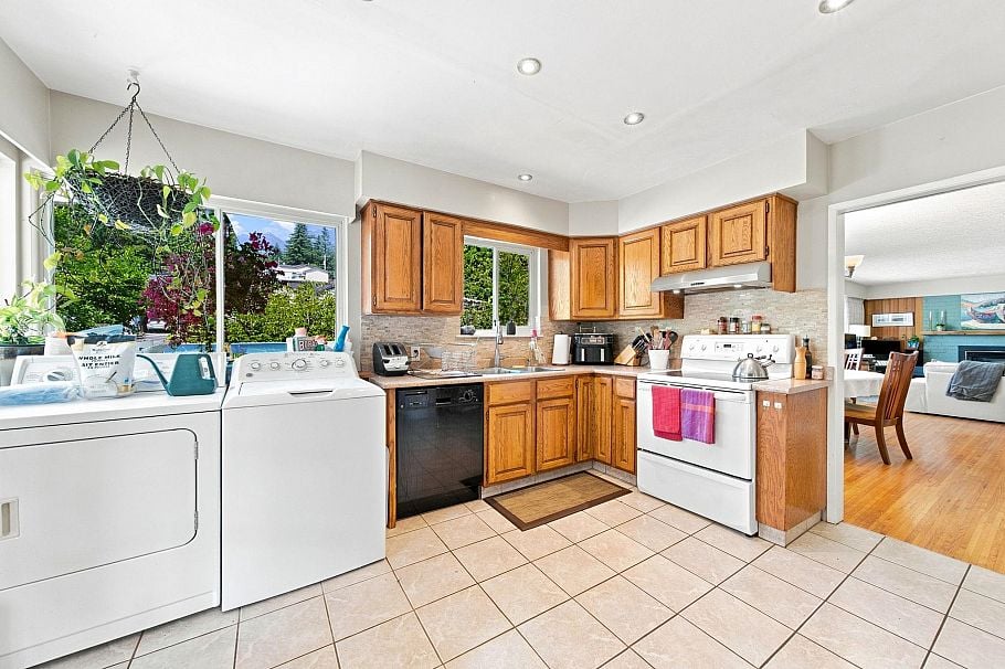 1033 Clements Avenue North Vancouver, BC - 10