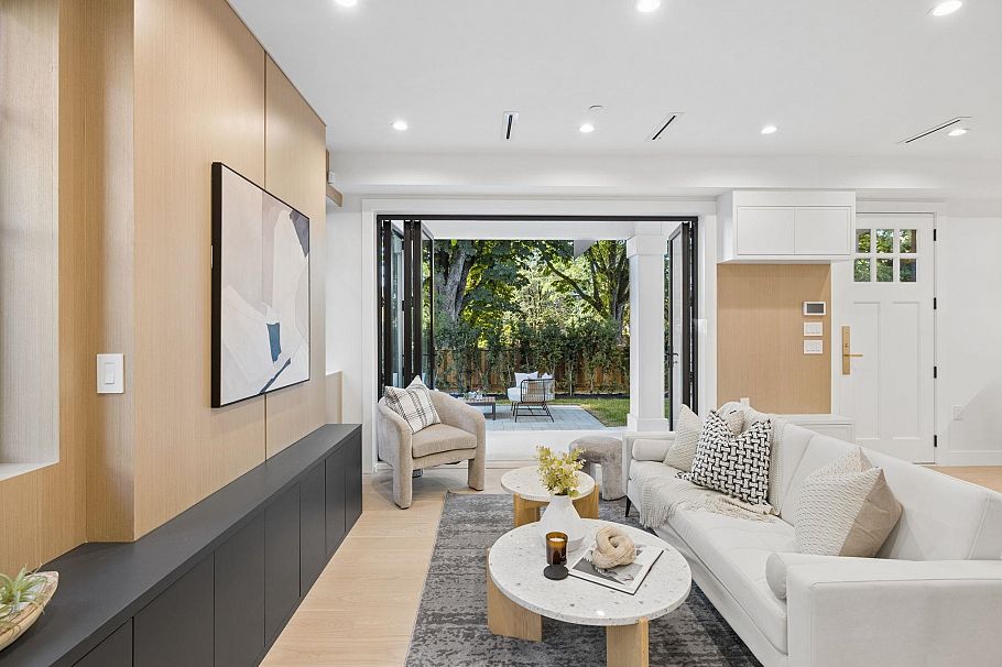588 E 10th Avenue Vancouver, BC - 4