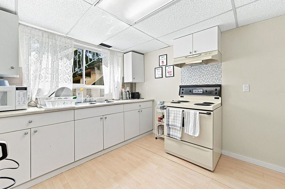 1033 Clements Avenue North Vancouver, BC - 25