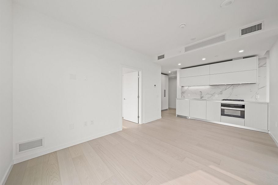 702 8415 Granville Street Vancouver, BC - 9
