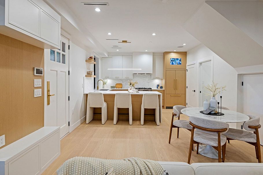 588 E 10th Avenue Vancouver, BC - 11