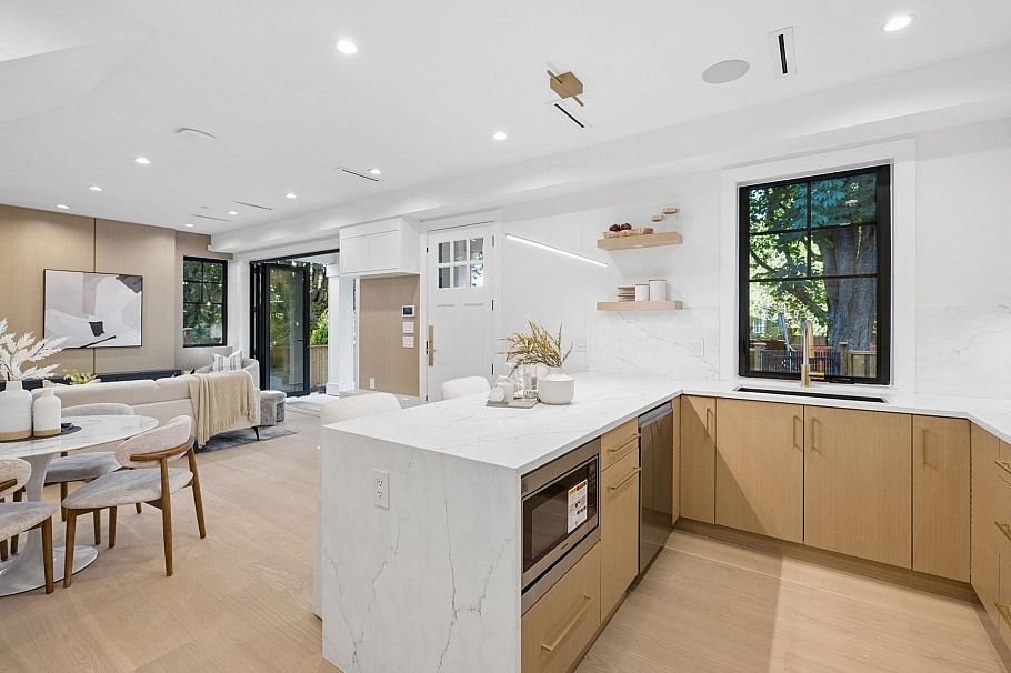 588 E 10th Avenue Vancouver, BC - 17