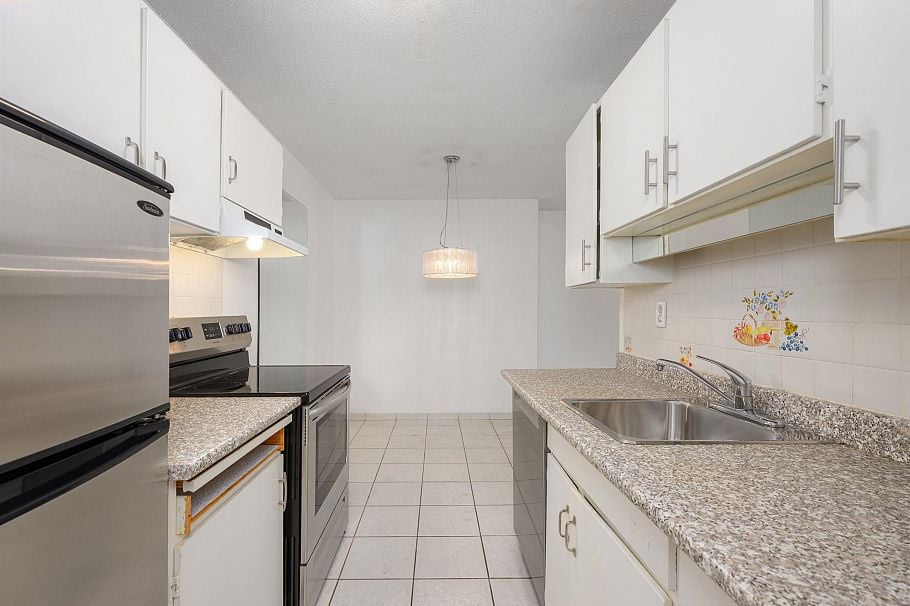302 214 E 15th Street North Vancouver, BC - 15