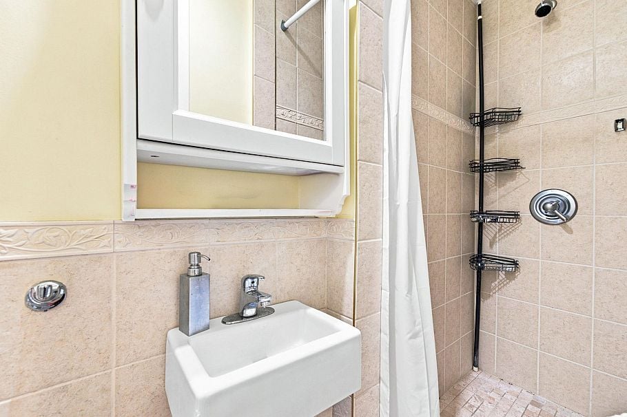1033 Clements Avenue North Vancouver, BC - 19
