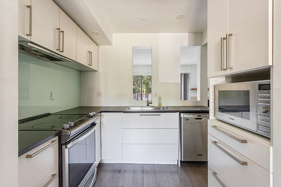 65 1930 Cedar Village Crescent North Vancouver, BC - 7