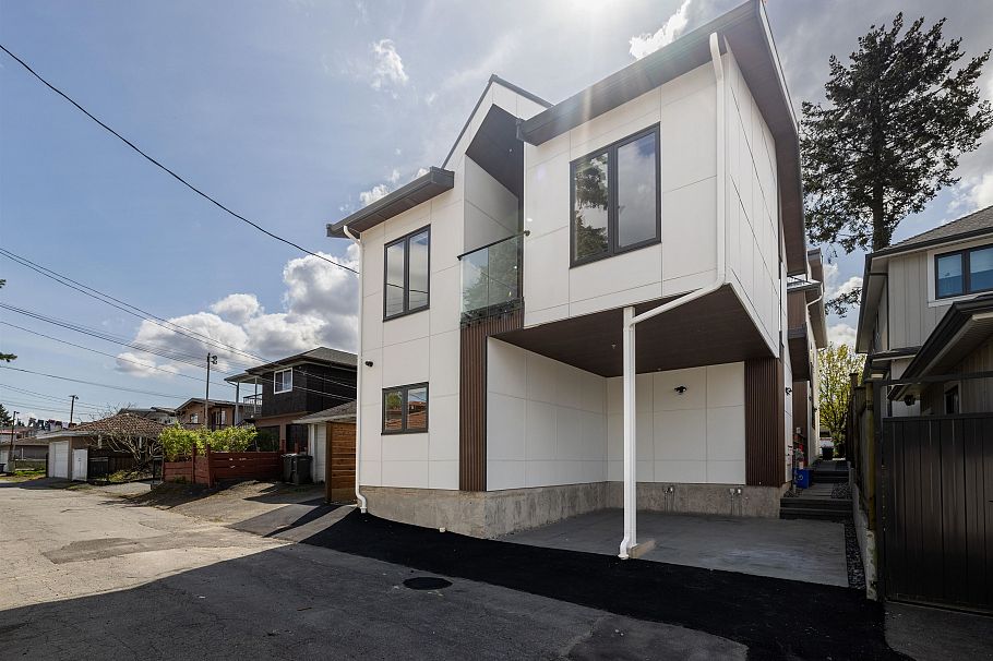 1 3141 E 19 Avenue Vancouver, BC - 26
