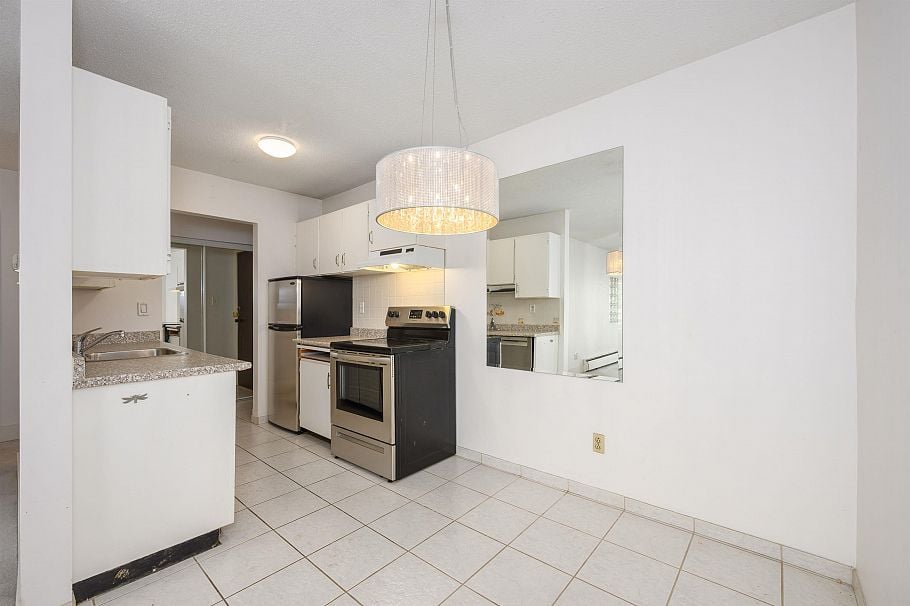 302 214 E 15th Street North Vancouver, BC - 12