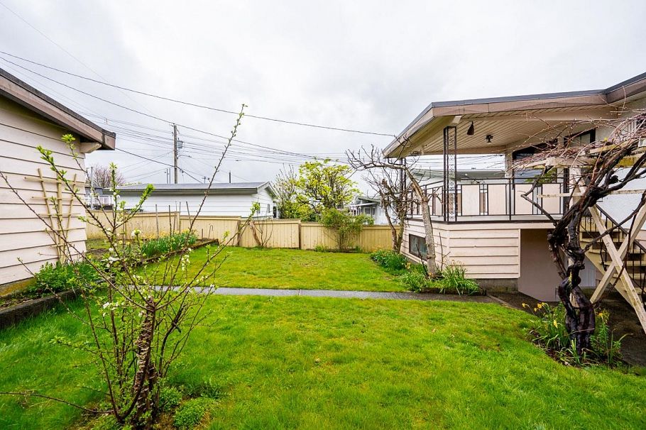 2976 E 15th Avenue Vancouver, BC - 3